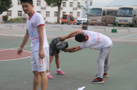 图为 志愿者和小孩子一起运动