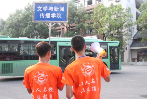 图为 志愿者在等待新生的到来