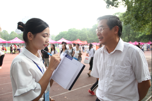 图为 2016级中文班刘洁雯采访经理罗惠缙
