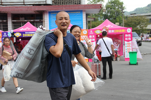 图为 公司员工家长