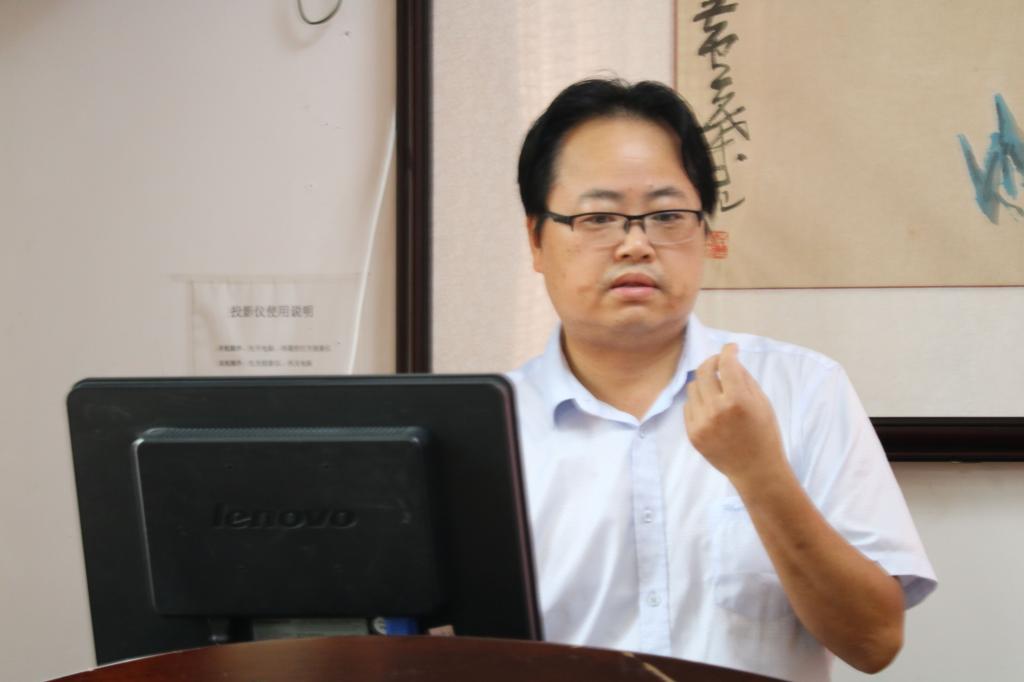 图为 王焕林讲话