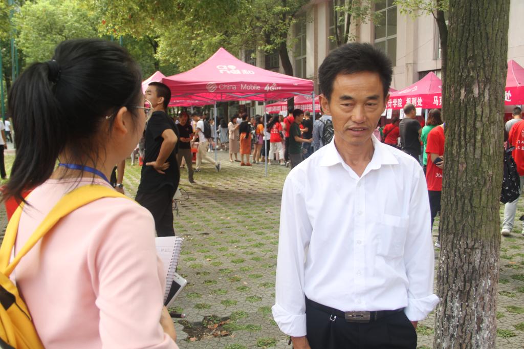 图为 与家长交流