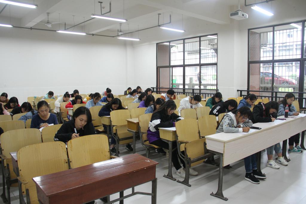 图为 笔试现场