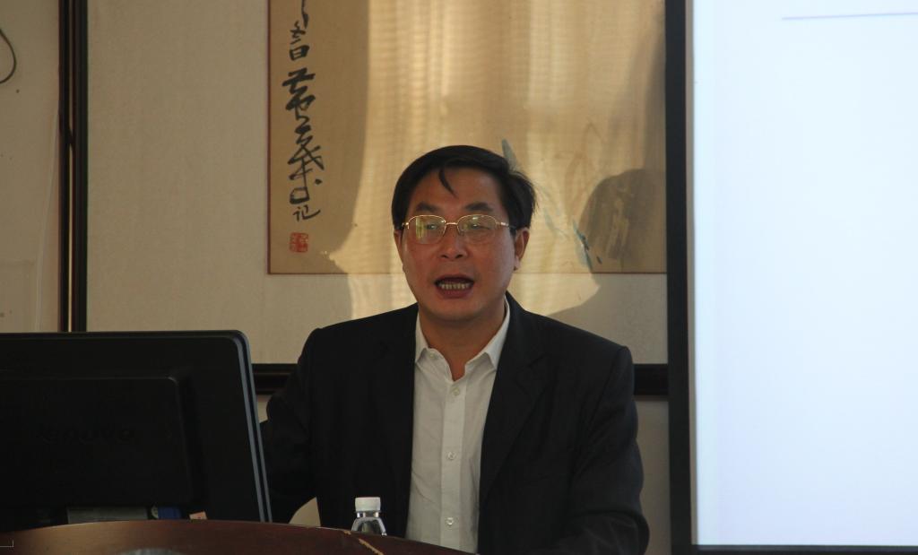 图为 罗惠缙汇报