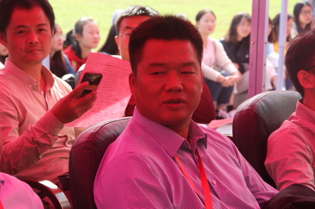 图为参加庆典的员工、教师 (韦慧明摄)