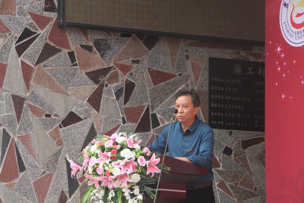 图为陆升合主持庆典 (韦慧明摄)