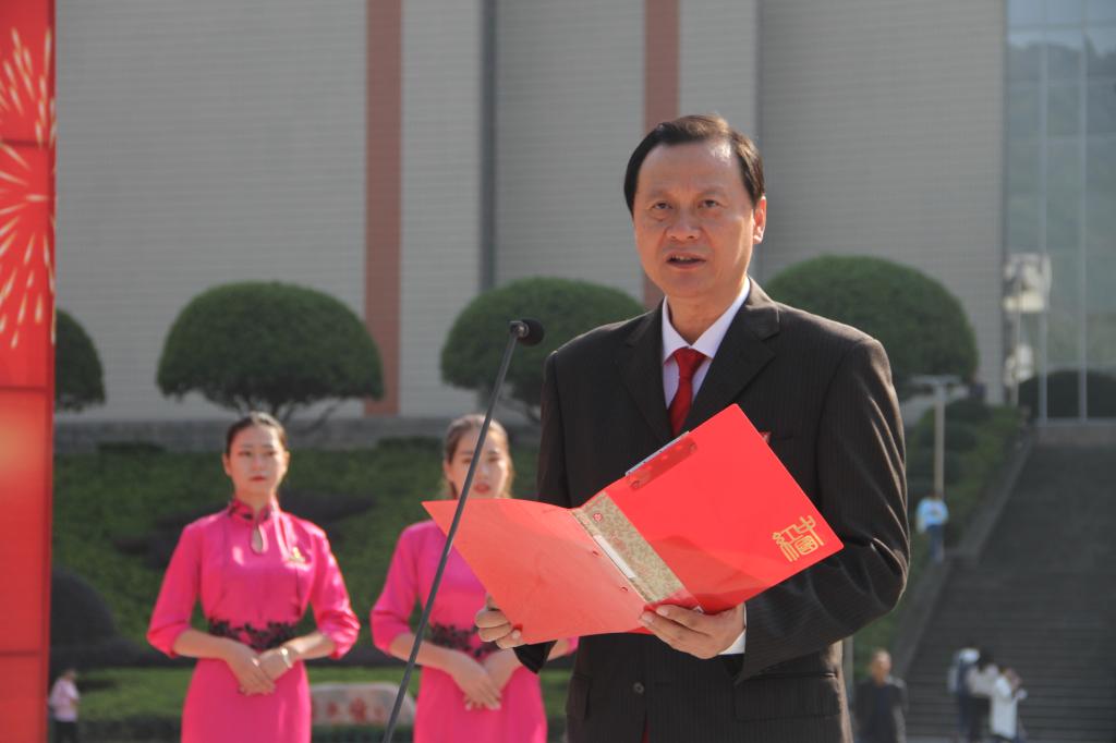 图为 董事长白晋湘主持仪式