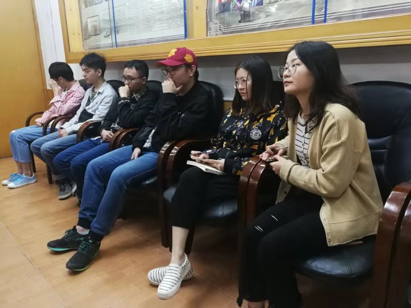 图为 员工观摩答辩(黄帅帅 摄)