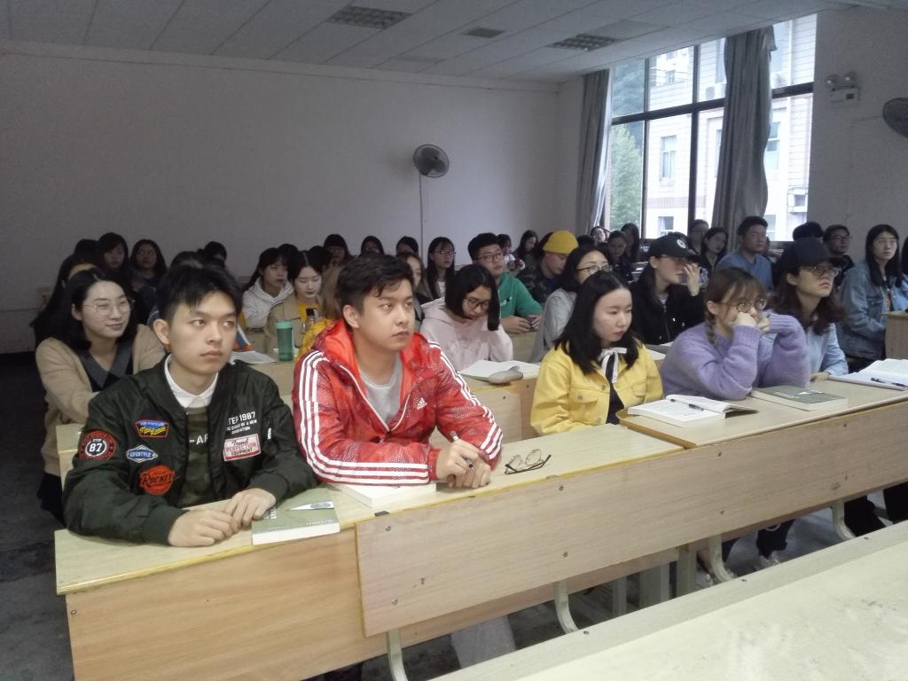 图为 员工听课场景