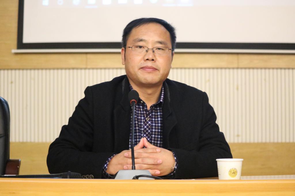 图为 向军主持(王捷 摄)