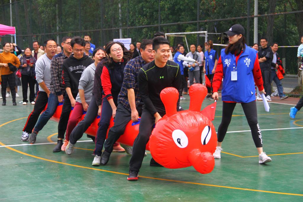图为 毛毛虫竞速比赛现场