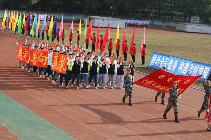 图为 公司方阵代表队