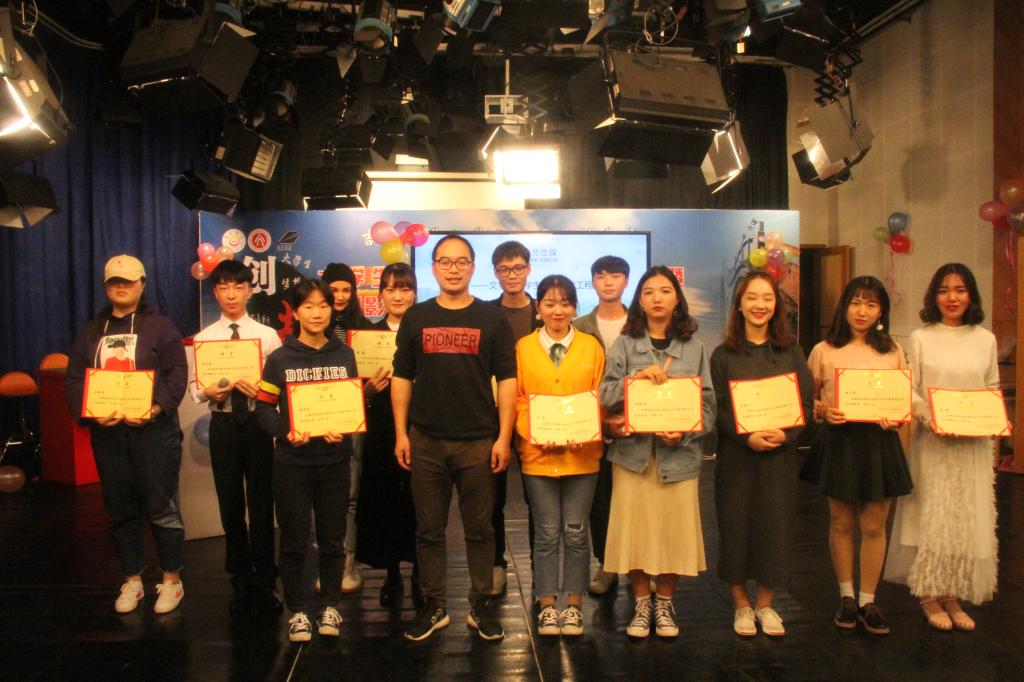 图为 授予聘书(刘佳慧 摄)