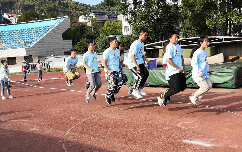图为 公司运动员参加集体跳大绳比赛