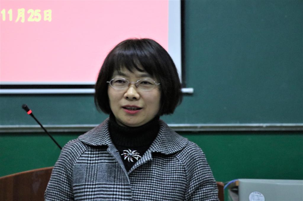 图为 张利玲进行点评