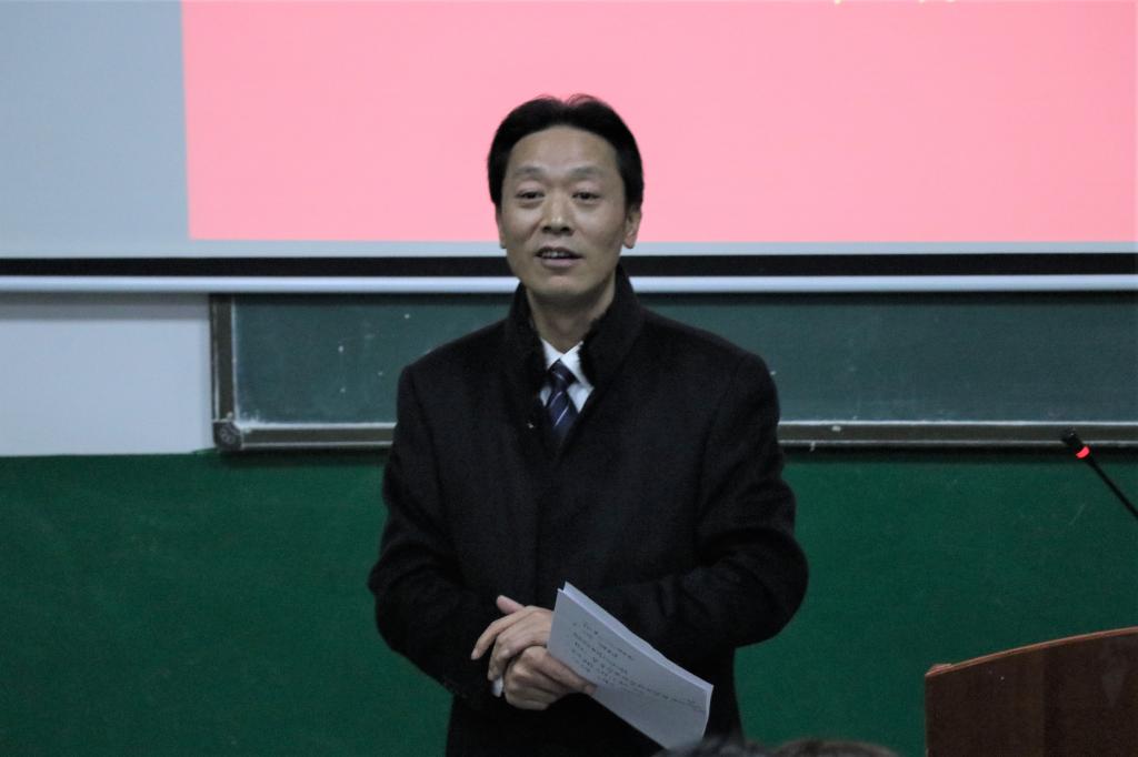 图为 刘泽友进行点评