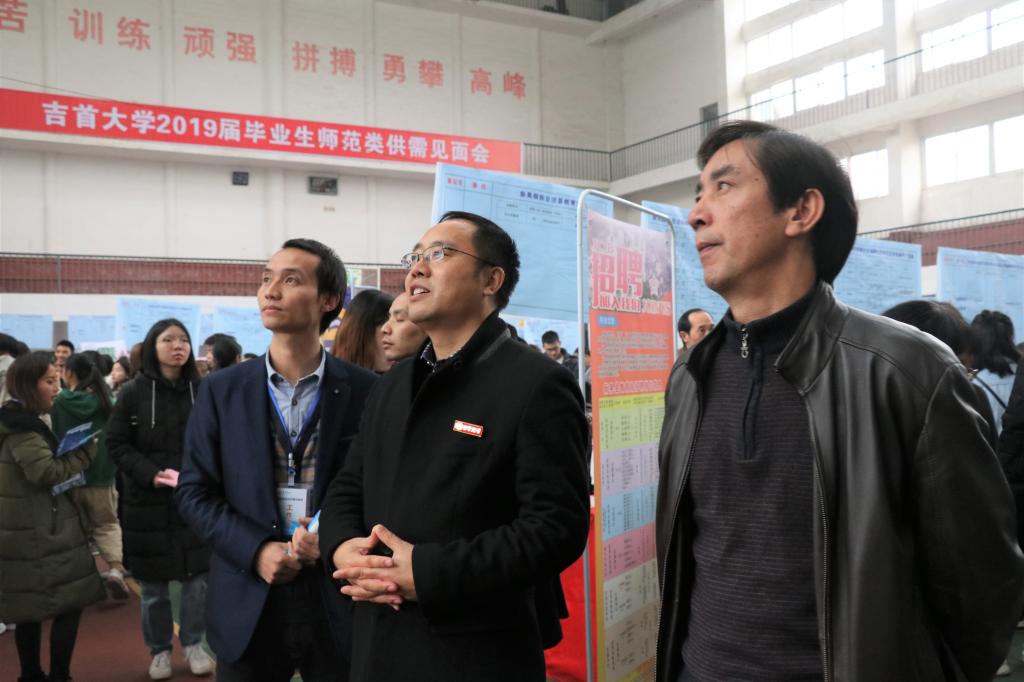图为 领导老师在现场视察工作(王捷 摄)