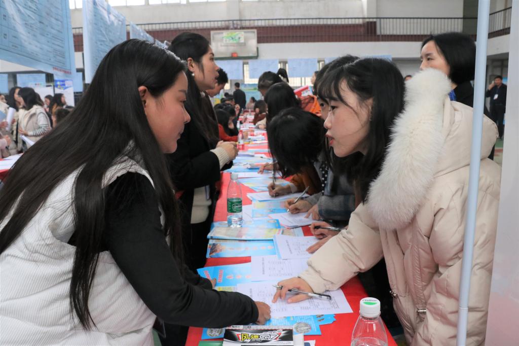 图为 员工了解招聘信息(王捷 摄)