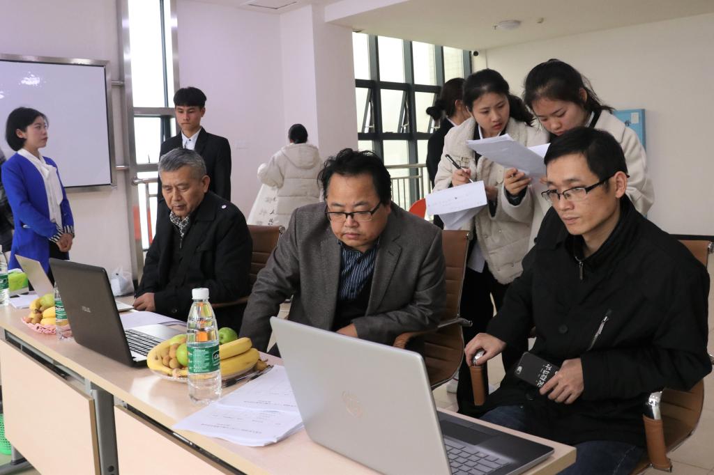 图为 “三字”比赛评委评定现场(王捷 摄)
