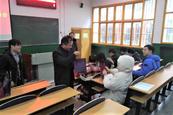 图为 陆升合慰问员工