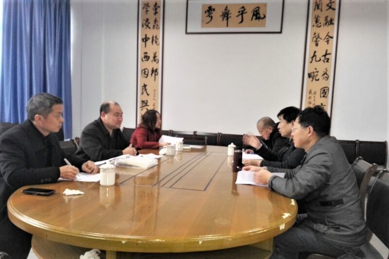 图为 何小平、李端生(左方)与内江师范学院文学院、内江市作协领导进行交流