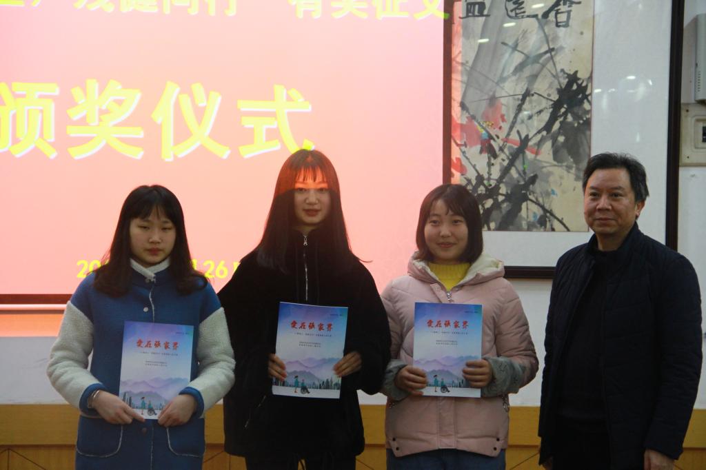 图为陆升合为获奖者颁奖