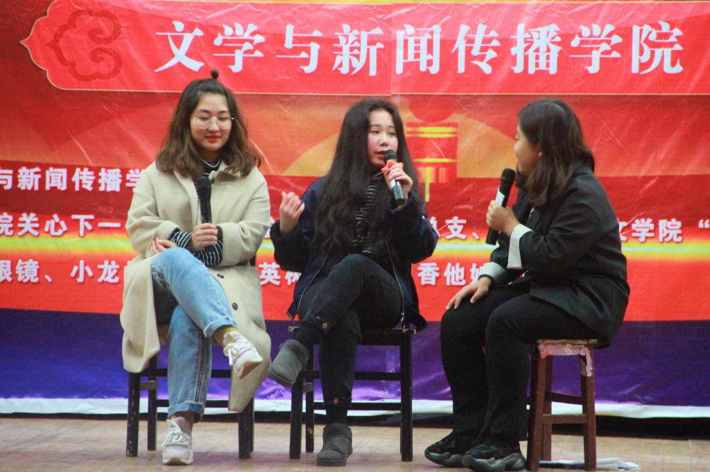 图为 小品《音乐访谈》(樊玲 摄)