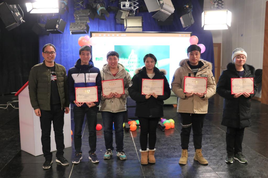 图为 副经理彭广林为为第四届公司成员颁发荣誉证书(何小芳 摄)
