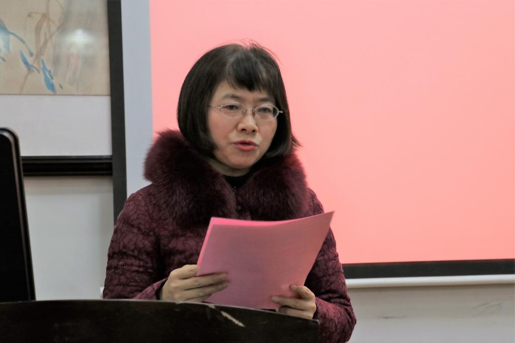 图为 张利玲进行工作汇报(王捷 摄)