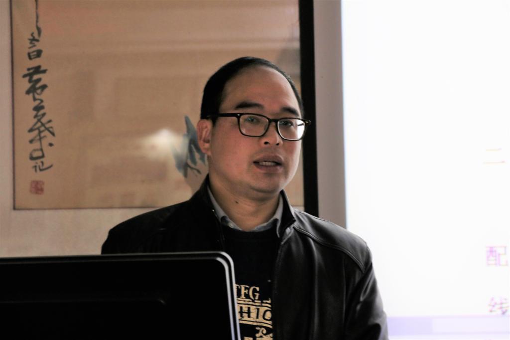 图为 彭广林对年终绩效分配方案修订进行说明(王捷 摄)