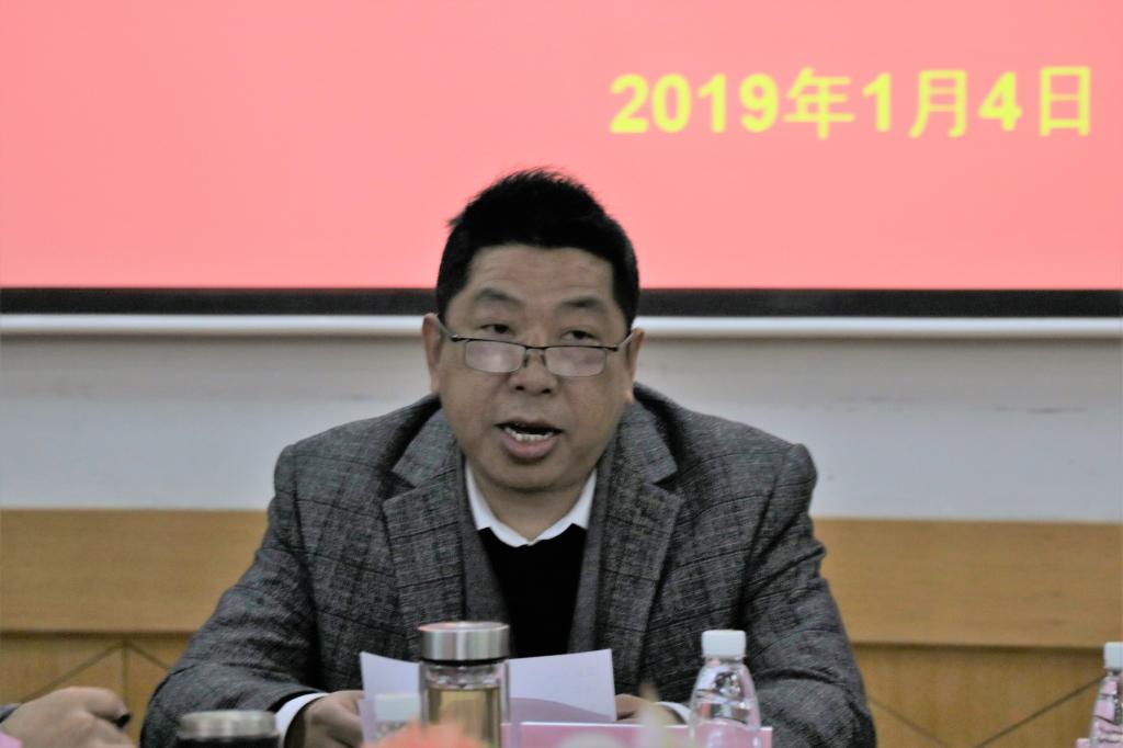 图为 田茂军教授主持(王捷 摄)