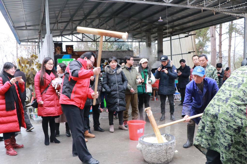 图为 老师们体验打糍粑
