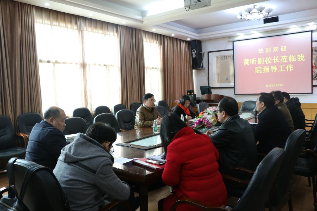 图为 座谈会现场(王捷 摄)