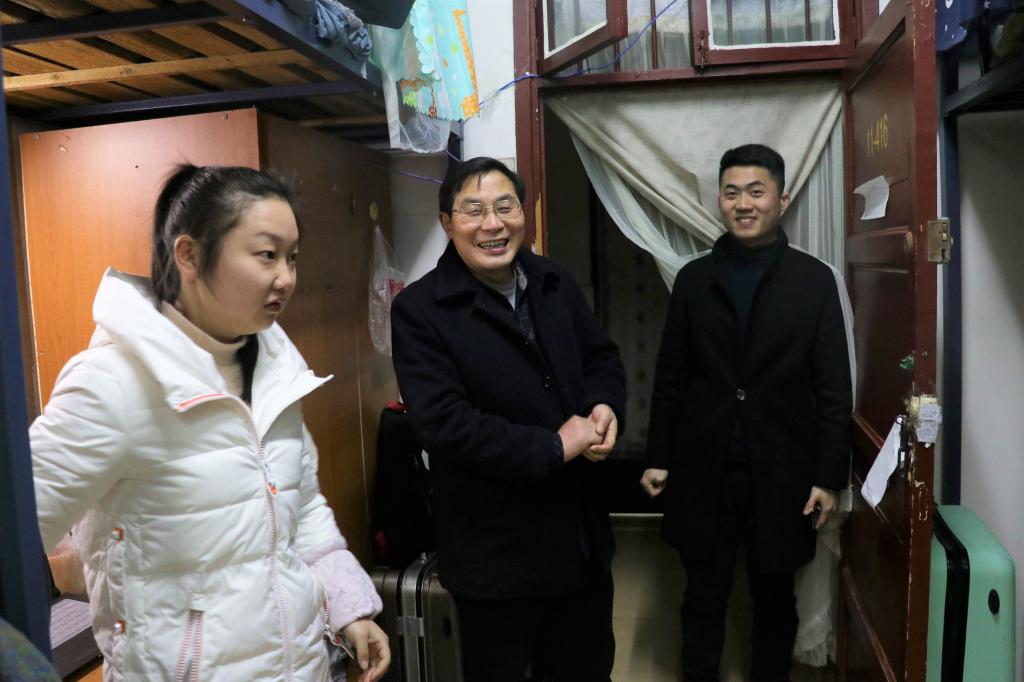 图为 经理罗恵缙下寝看望员工(韦慧明 摄)