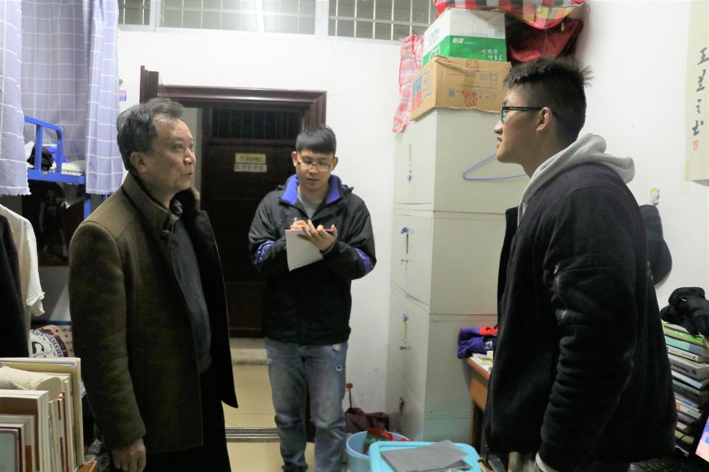 图为 陆升合书记下寝看望员工(韦慧明 摄)