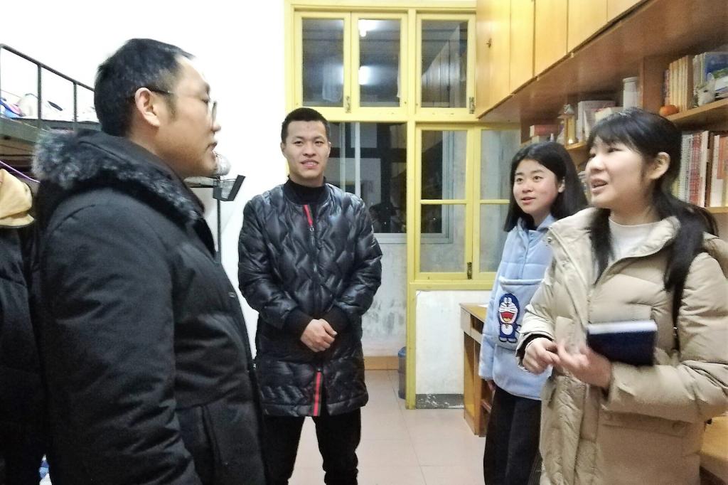 图为 向军副书记下寝看望员工(朱嘉昕 摄)