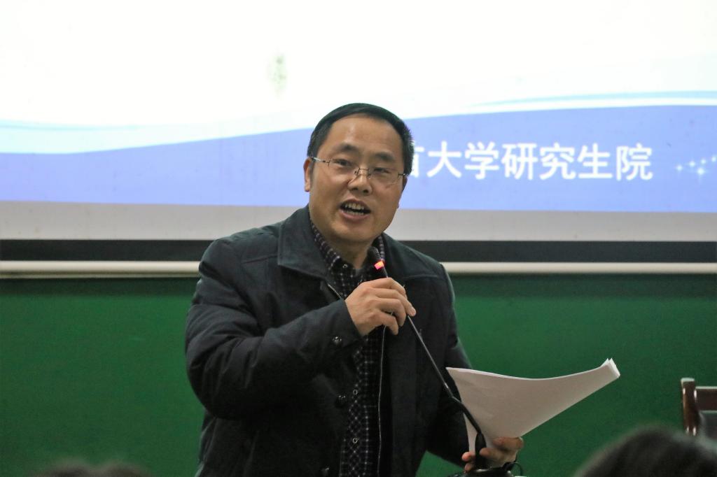 图为 向军主持(张意 摄)