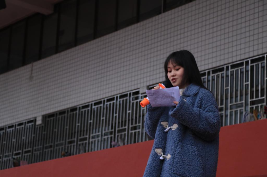 图为 李菡发表演讲