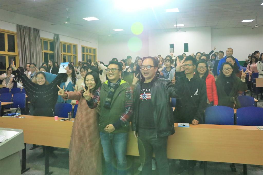图为 论坛结束时合影(熊嫦琳 摄)