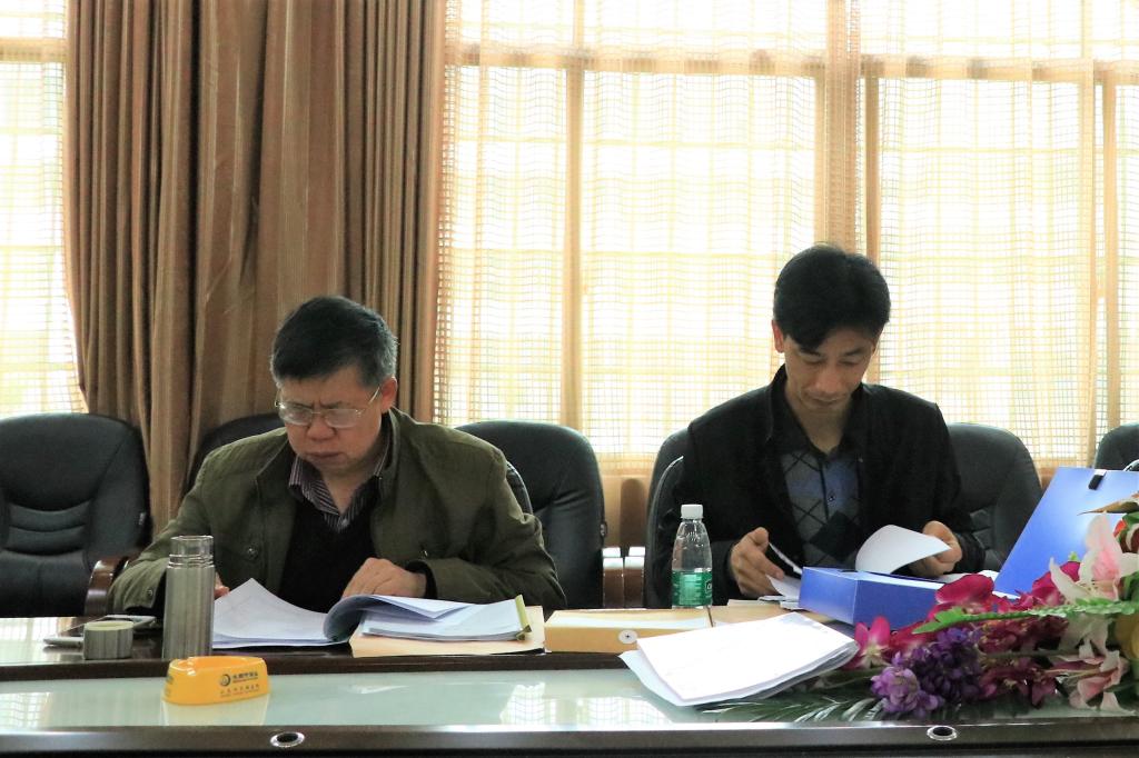 图为 专家组 成员审查材料(张意 摄)