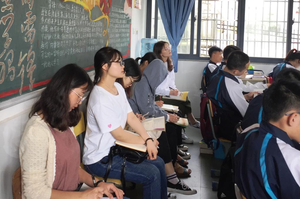 图为 听课现场