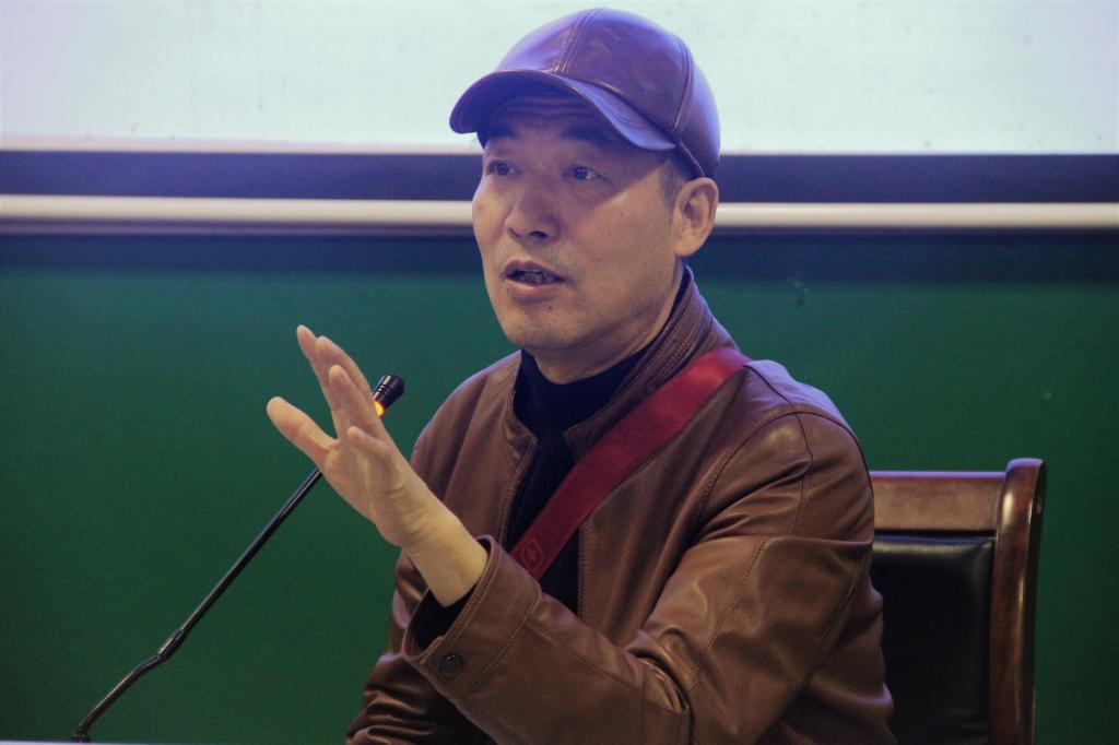 图为丁力在与同学们分享其故事 (朱嘉昕摄)
