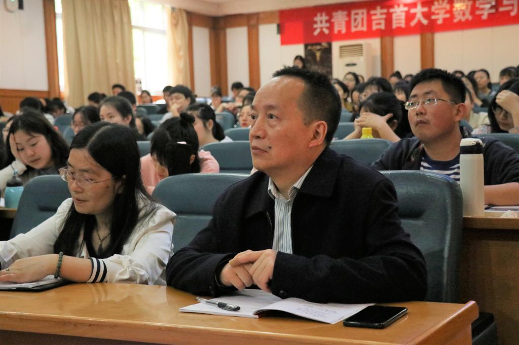 图为 钟海平在现场听讲座(王捷 摄)