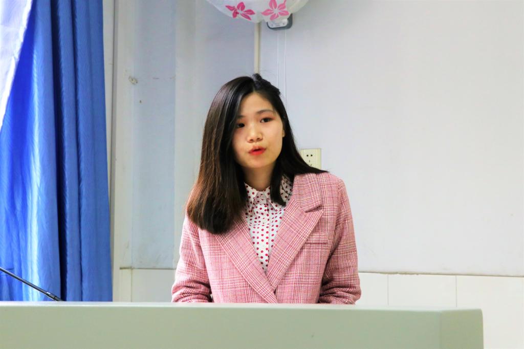 图为 毕业生代表朱晓露发言(张意 摄)