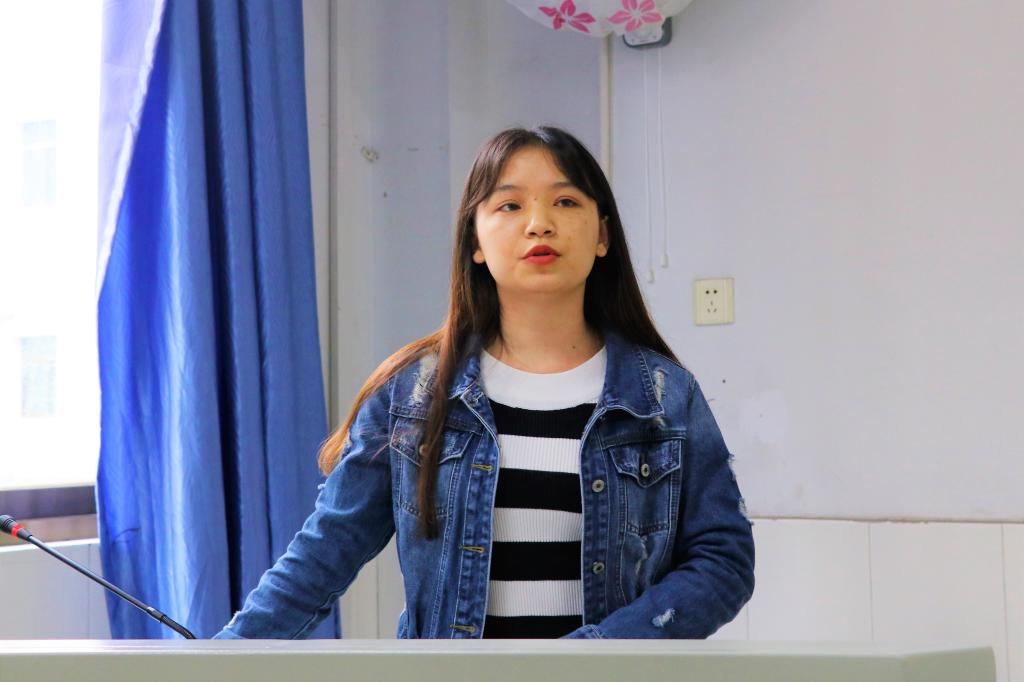 图为 毕业生代表伍梦婷发言(何小芳 摄)
