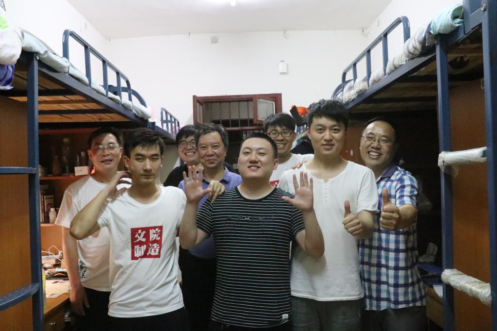 图为 院领导与毕业生们合影