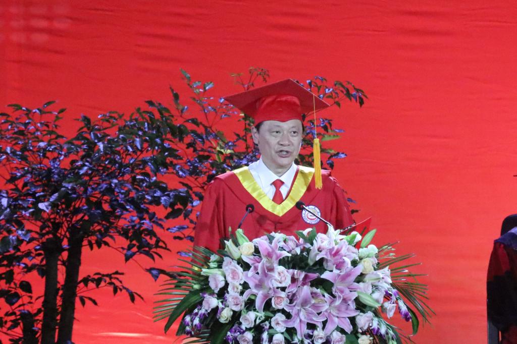 图为 白晋湘致毕业祝词