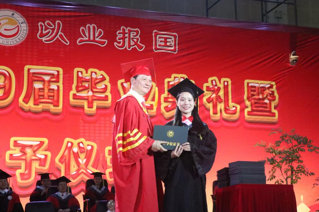图为 白晋湘颁发学位证书