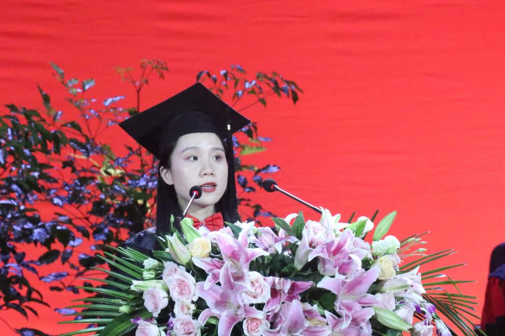 图为 彭慧姣代表本科毕业生发言