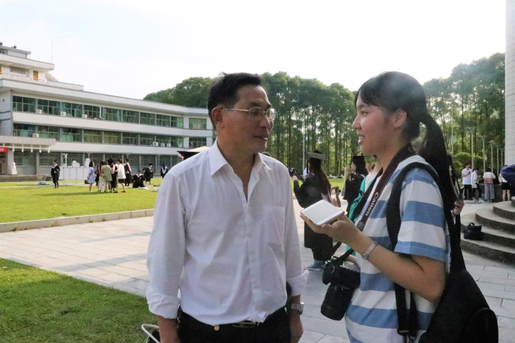 图为 经理罗恵缙接受采访